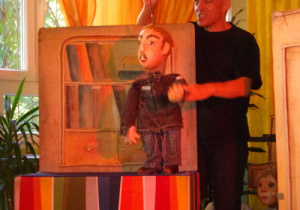 Animator trzyma marionetkę policjanta